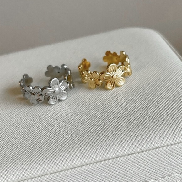 n e w | gold flower ring - Picture 3 of 5